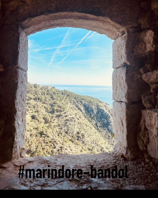 🌞 Venez découvrir les merveilles de la région Provence-Alpes-Côte d’Azur 🌿✨

Bienvenue à Èze, un village médiéval perché entre ciel et mer, où chaque ruelle étroite vous invite à l’aventure 🏰💫. Explorez ses labyrinthes pavés, laissez-vous envoûter par les ateliers d’artisans et admirez des vues à couper le souffle sur la Méditerranée 🌊💙.

Pour un séjour parfait, réservez votre appartement au Marindore Bandol et profitez d’une vue mer exceptionnelle pour des moments de détente absolue. Offrez-vous une escapade inoubliable en Provence et laissez-vous séduire par cette région au charme unique 🌸🌞.

#EzeVillage #EzeFrance #VueMerEze #EzeCoteDAzur #EzeMedieval #EzePerché #ProvenceAlpesCotedAzur #FrenchRiviera #VillagePerché #EzeExplorer #MarindoreBandol #BandolFrance #VacancesEnProvence #MediterraneanSea #SouthOfFrance #EzeView #HistoricEze #EzeLove #EscapeToEze #EzeMoment #ExploreEze #RivieraLife #FrenchEscape #TravelEze #visiteze